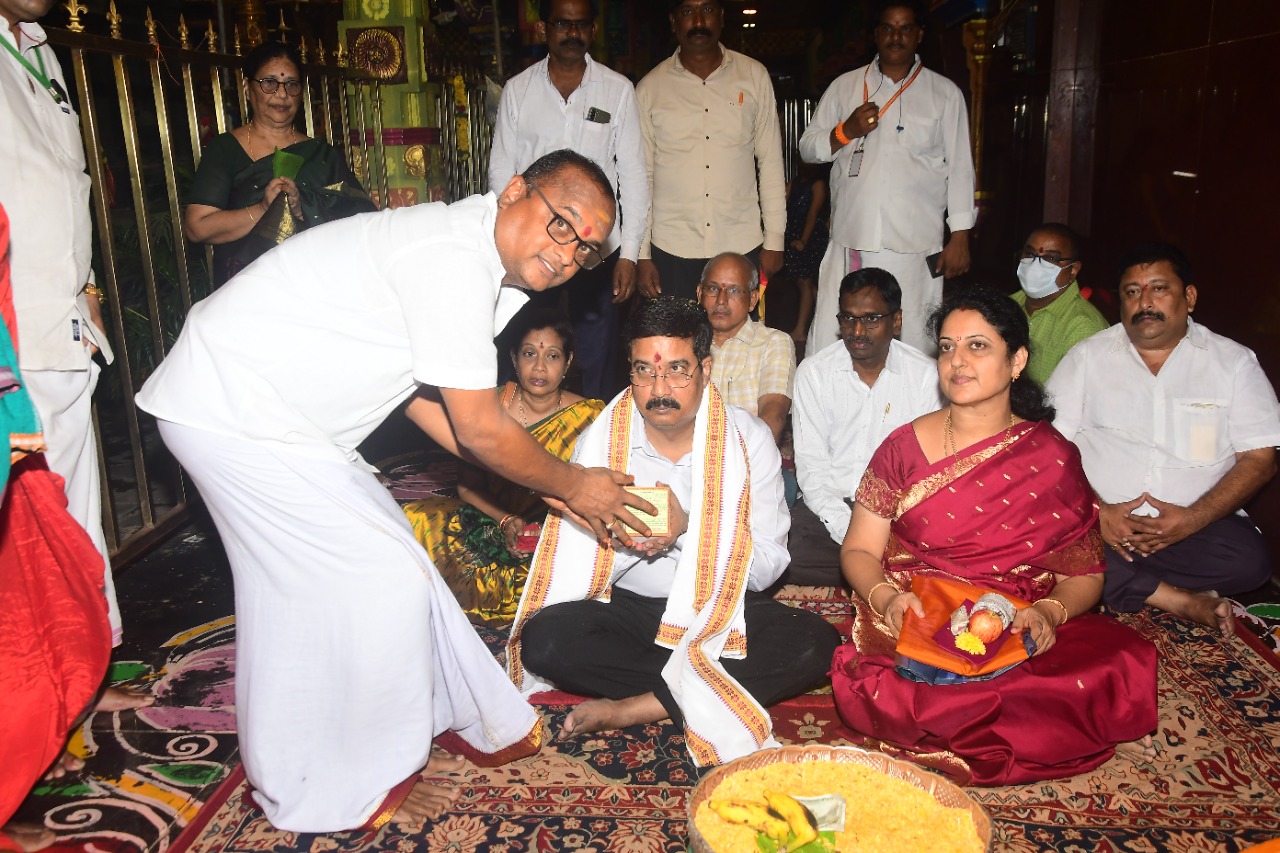 దుర్గమ్మను దర్శించుకున్న హైకోర్టు న్యాయమూర్తి