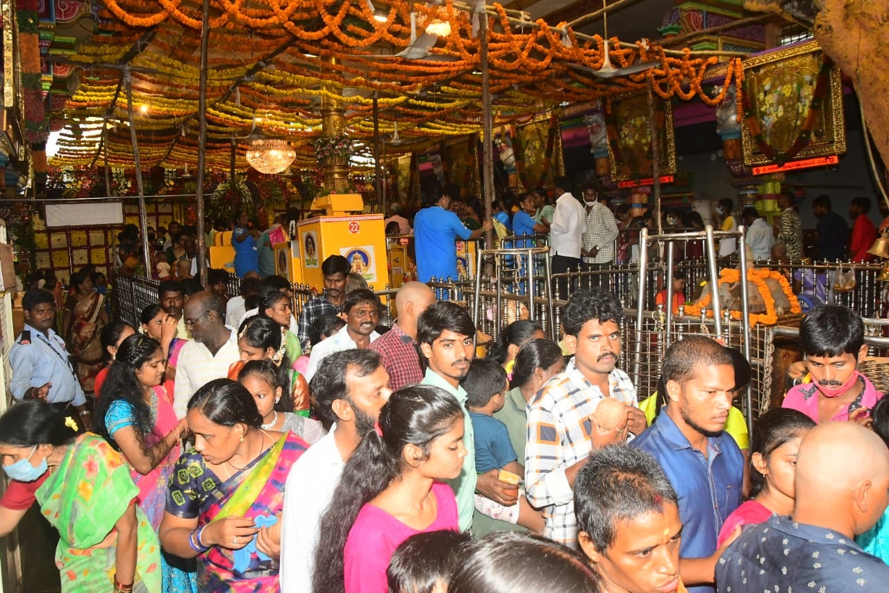 వరలక్ష్మీదేవిగా దుర్గమ్మ దర్శనం