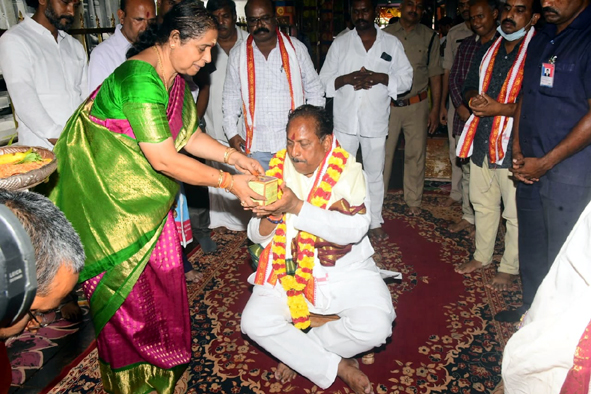 దుర్గమ్మను దర్శించుకున్న దేవాదాయ శాఖ మంత్రి