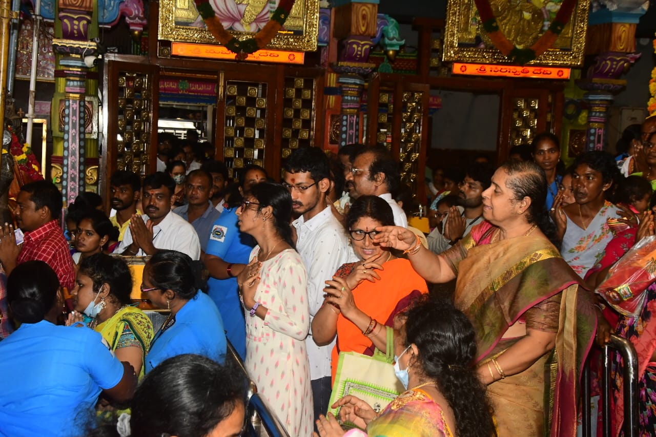 ఇంద్రకీలాద్రిపై యాత్రికుల రద్దీ