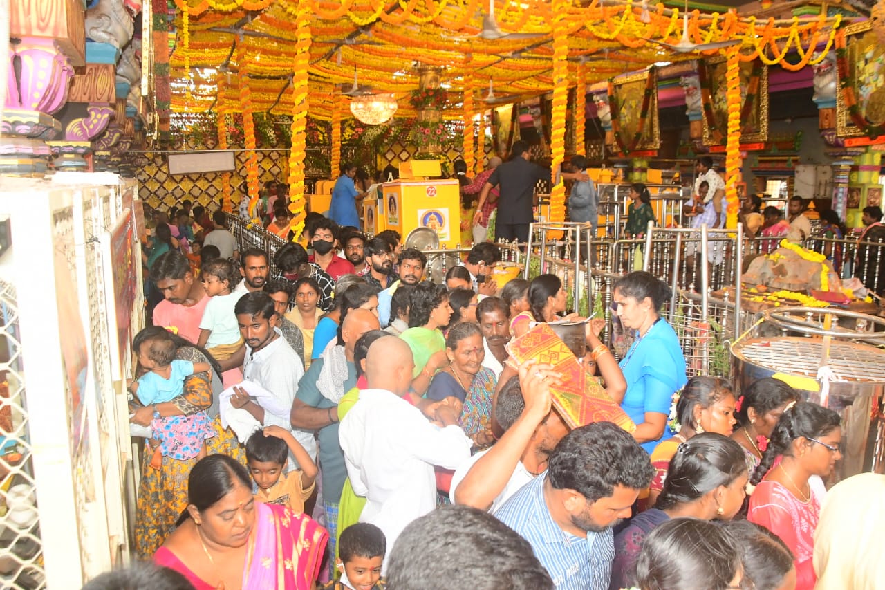 దుర్గమ్మ దర్శనానికి పోటెత్తిన భక్తులు