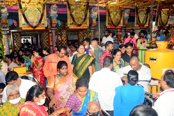 దుర్గగుడికి భక్తుల రద్దీ