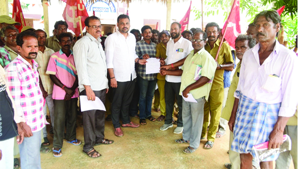 కనీస వేతనం రూ.21 వేలు ఇవ్వాలని ధర్నా