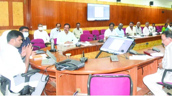 ఇళ్ల నిర్మాణాలు వేగవంతం చేయాలి