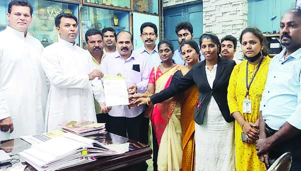 నోటీసు బోర్డుల్లో ఫీజుల వివరాలు