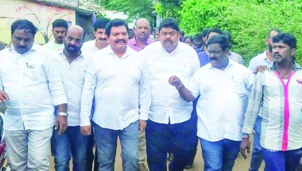 రాజీవ్‌ కాలనీలో పక్కా ఇళ్లకు హామీ
