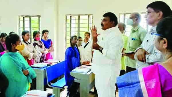 విద్యార్థులు ఇష్టంతో చదవాలి