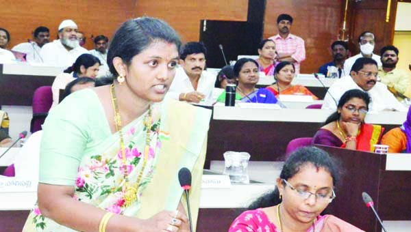 5వ వార్డు సమస్యలపై కార్పొరేటర్‌ గళం