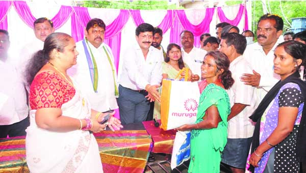 నిత్యావసర వస్తువుల పంపిణీ