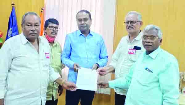 కనీస పెన్షన్‌ అమలుకు పెన్షనర్ల ధర్నా