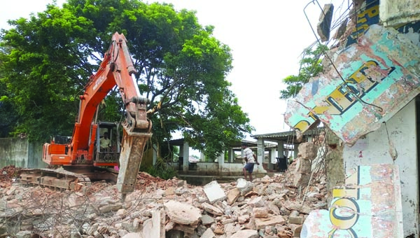 శిథిలావస్థ దుకాణాల తొలగింపు