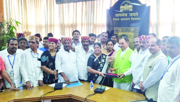 సిమ్లా మున్సిపల్‌ కార్పొరేషన్‌లో మేయర్‌ బృందం