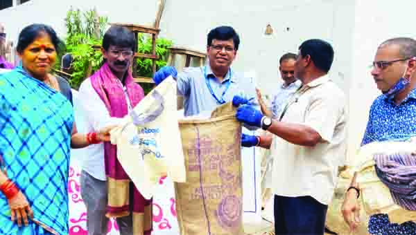 కాటన్‌ బ్యాగుల పంపిణీ