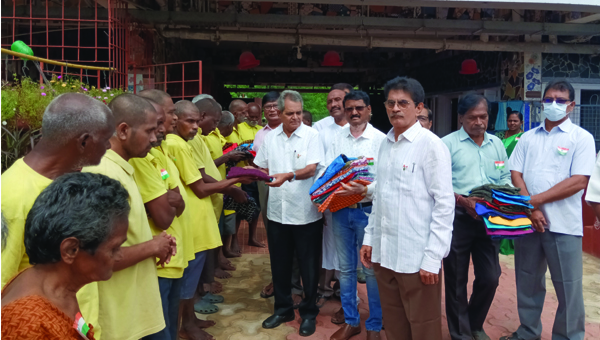వృద్ధులకు దుస్తుల పంపిణీ