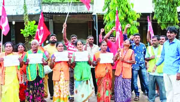 నిరసన తెలుపుతున్న పారిశుధ్య కార్మికులు