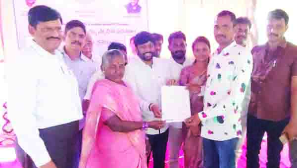 పేదలకు ఇళ్ల పట్టాల పంపిణీ