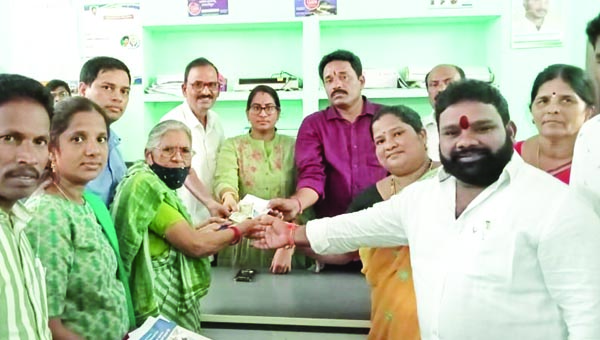 12 వార్డులో కొత్త ఫించన్లు పంపిణీ