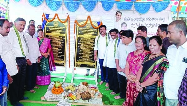 పలు అభివృద్ధి పనులకు శంకుస్థాపన