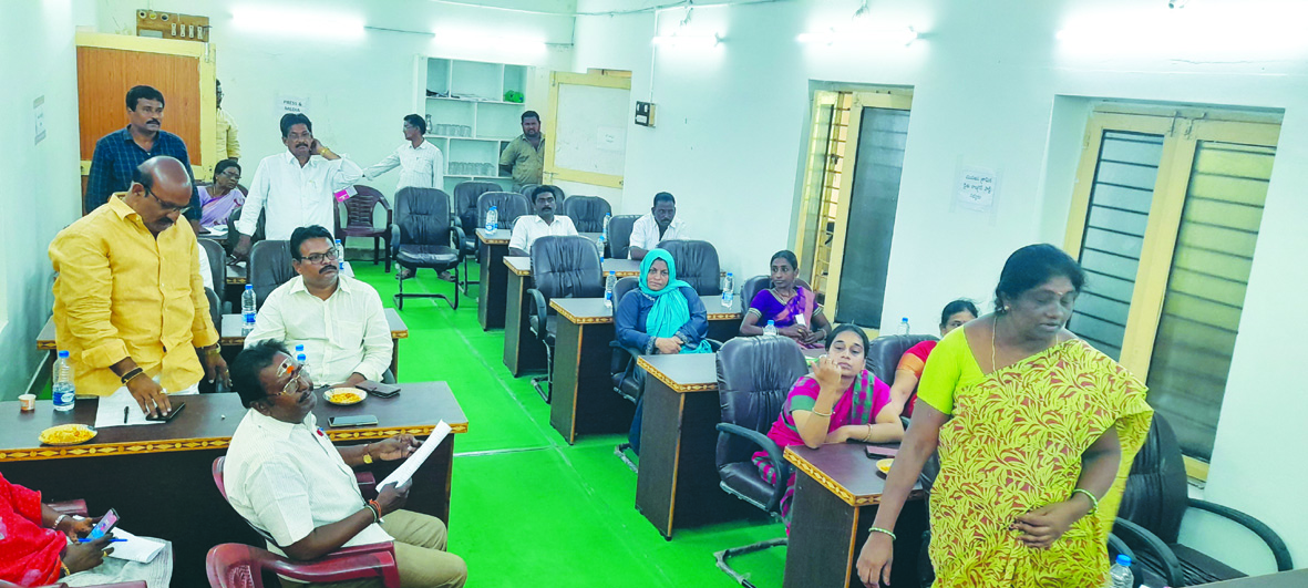 డ్రెయినేజీ పూడికతీత పనులపై నిలదీత