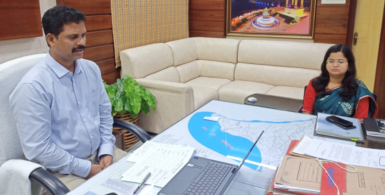 పిఎంఏవై రిజిస్ట్రేషన్‌లో అలసత్వం వహిస్తే చర్యలు : కలెక్టర్‌