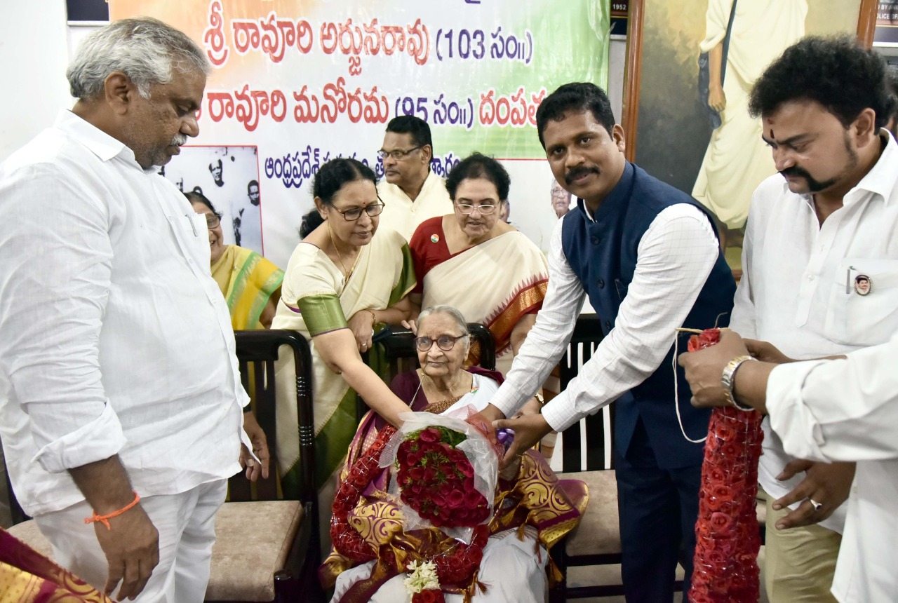స్వాతంత్య్రసమరయోధురాలు రావూరి మనోరమకు సత్కారం