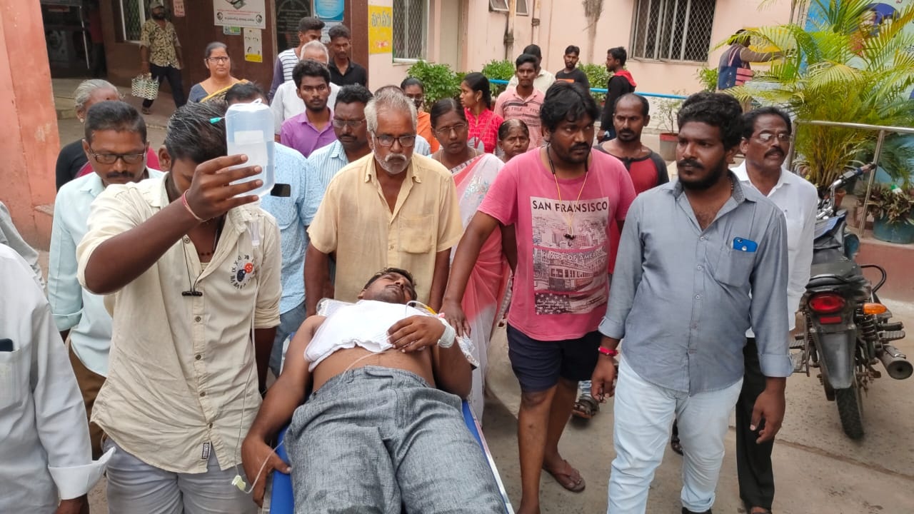 పవన్‌ విజయవాడ ఆస్పత్రికి తరలింపు