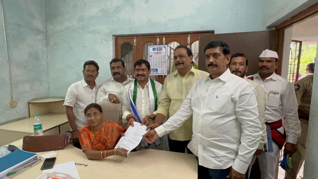 కోలాహలంగా నామినేషన్లు