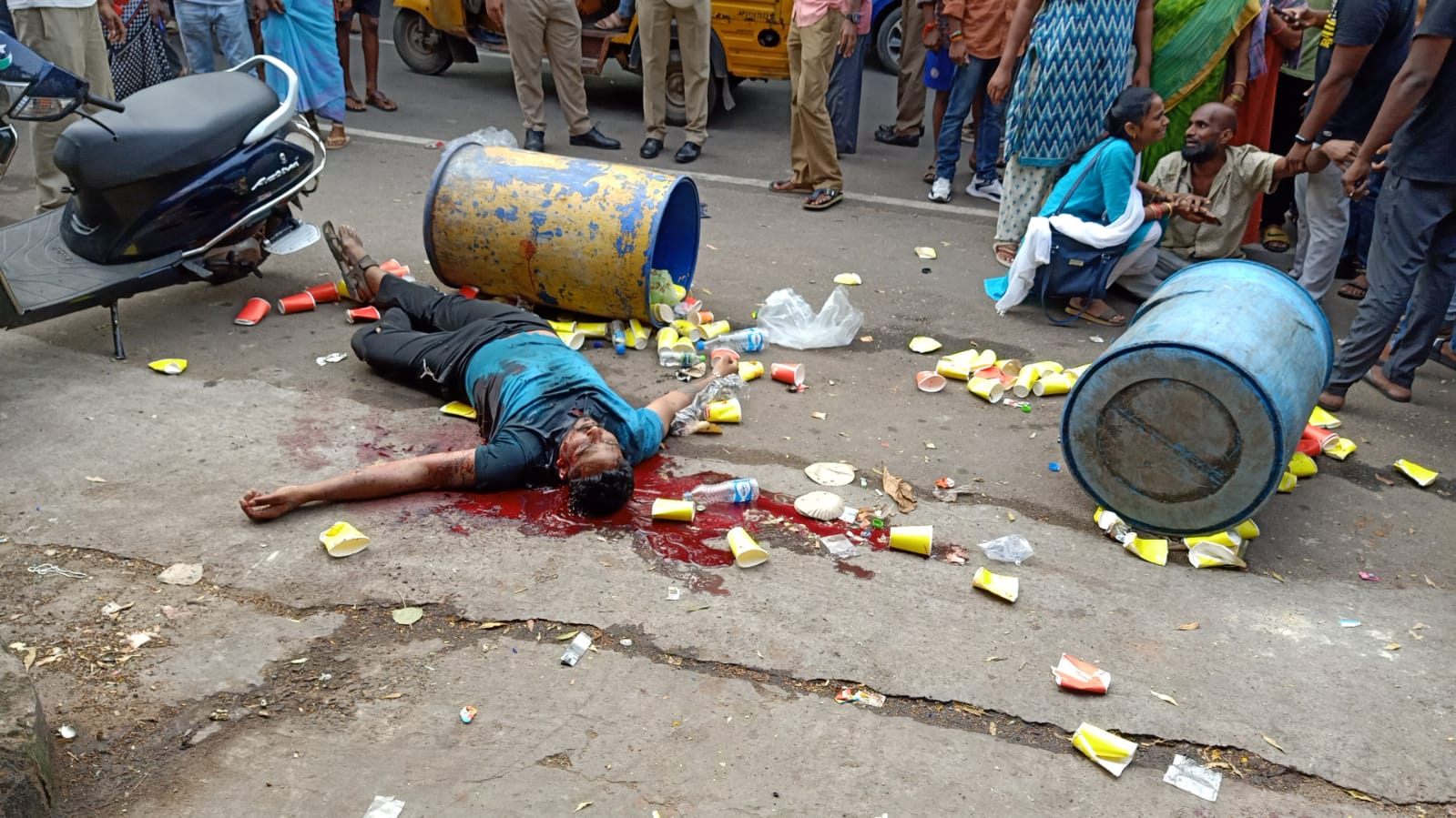  పట్టపగలు, నడిరోడ్డుపై రౌడీషీటర్‌ దారుణహత్య