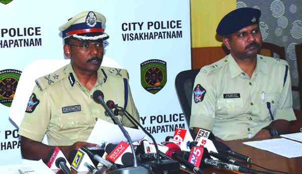 లోన్‌ యాప్‌తో మహిళను వేధిస్తున్న వ్యక్తి అరెస్ట్‌