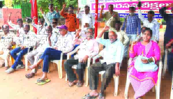 స్టీల్‌ప్లాంట్‌ ప్రయివేటీకరణపై కొనసాగుతున్న దీక్షలు