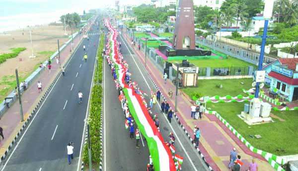 1230 అడుగుల త్రివర్ణ పతాకంతో మహా ప్రదర్శన