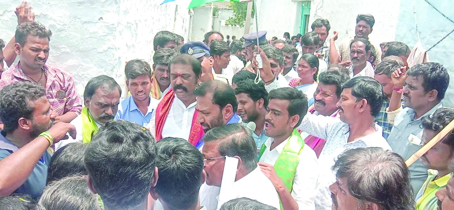 రోడ్డు వేయాలని అడుగుతున్న మహిళ