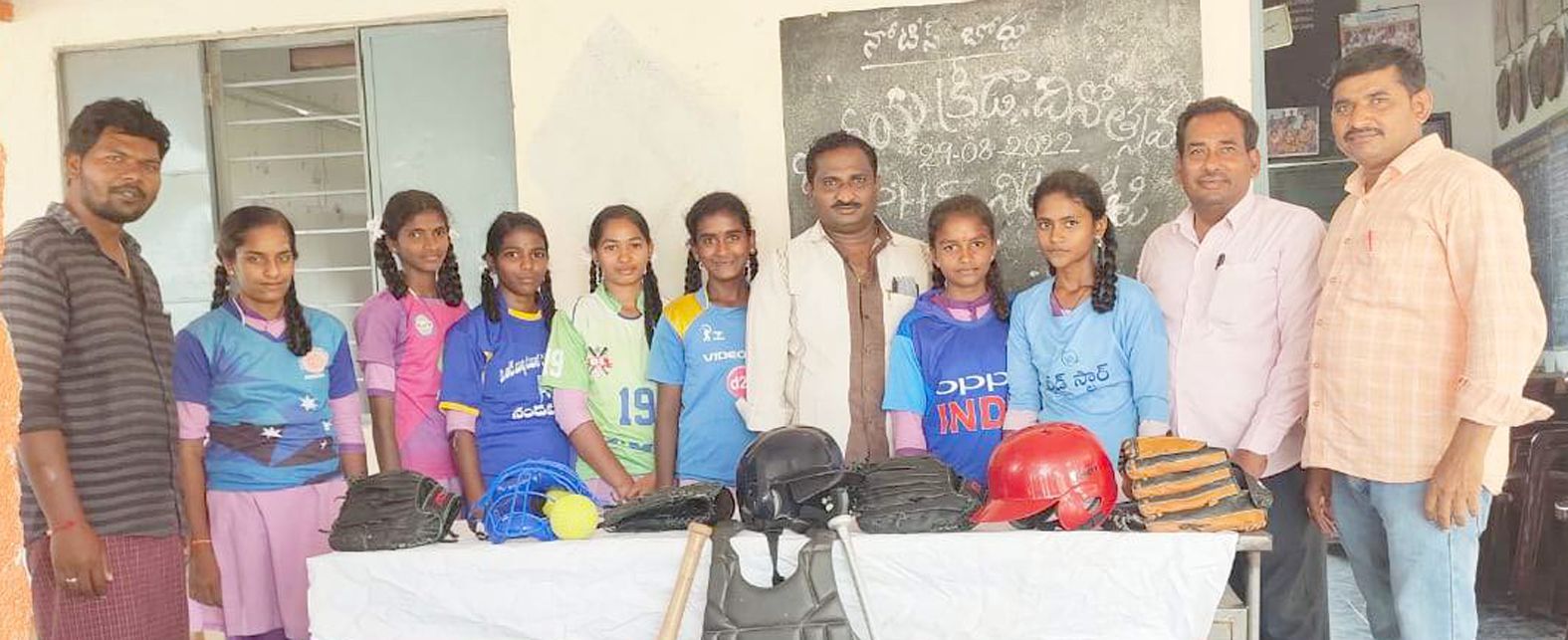 విద్యార్థులకు క్రీడా సామగ్రిని అందజేస్తున్న గ్రామ యూత్‌ సభ్యులు