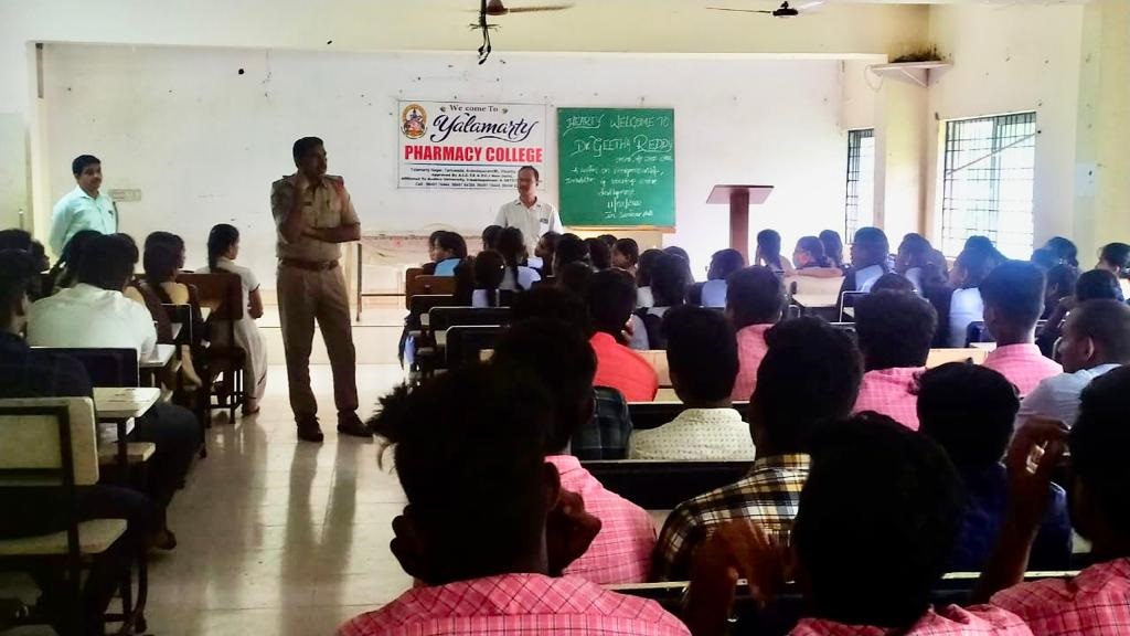 ఆన్‌లైన్‌ మోసాలపై అప్రమత్తంగా ఉండండి