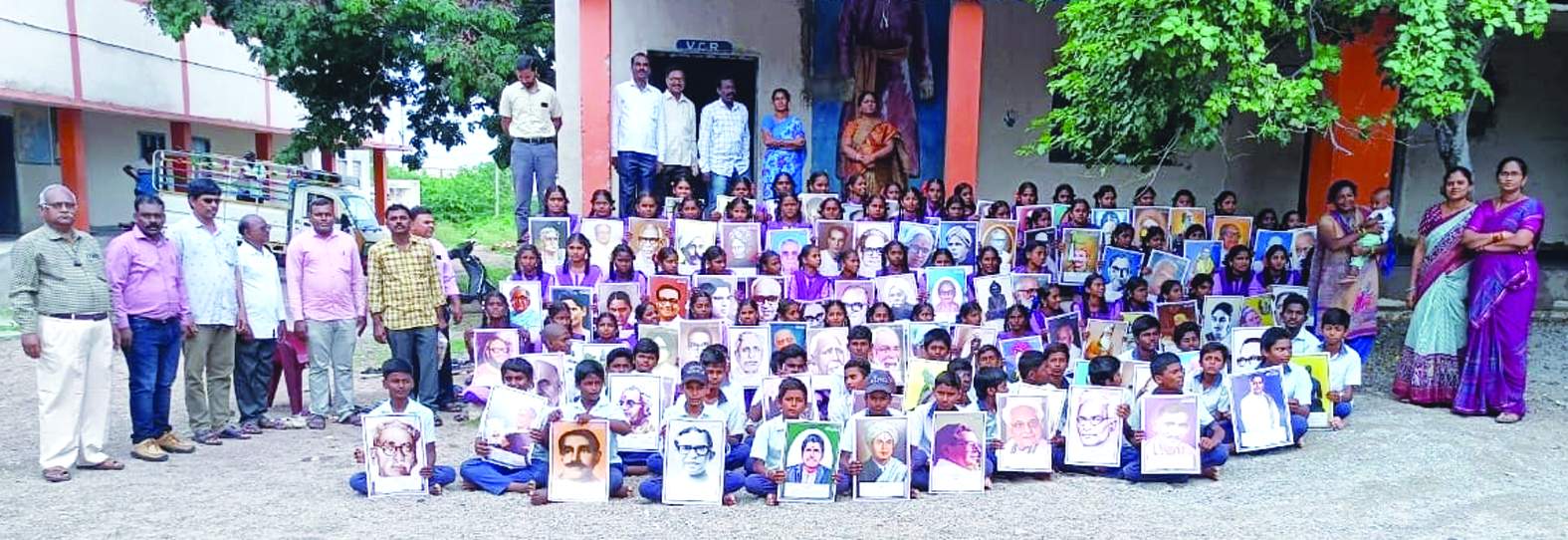 కవుల చిత్రపటాలతో విద్యార్థులు, ఉపాధ్యాయులు