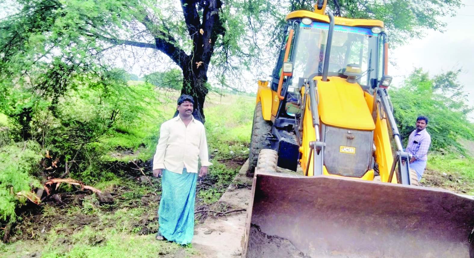 కుందనకుర్తి అడ్డ రోడ్డుకిరువైపులా ఉన్న ముళ్లకంపను తొలగిస్తున్న సిబ్బంది