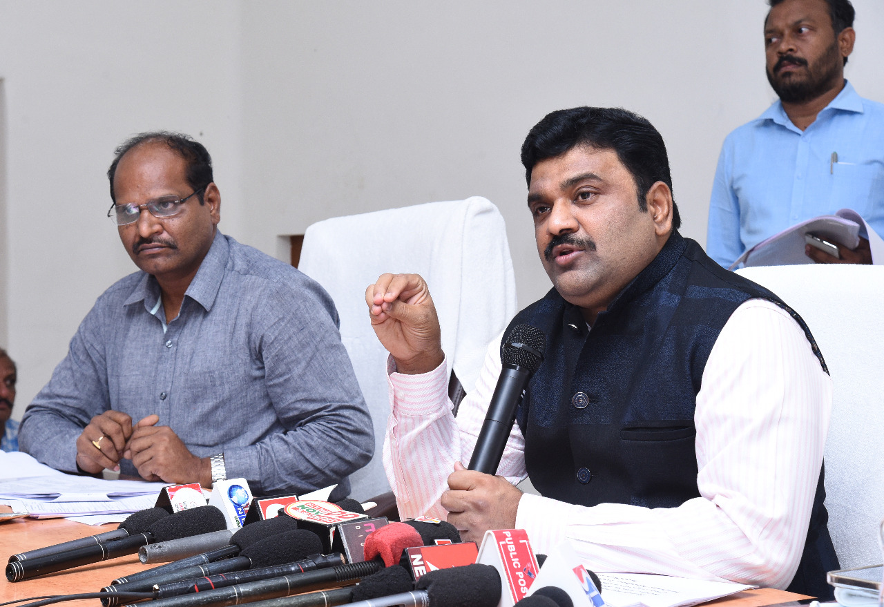 ఆధార్‌ను ఓటరు కార్డుతో లింక్‌ చేసుకోవాలి : కలెక్టర్‌