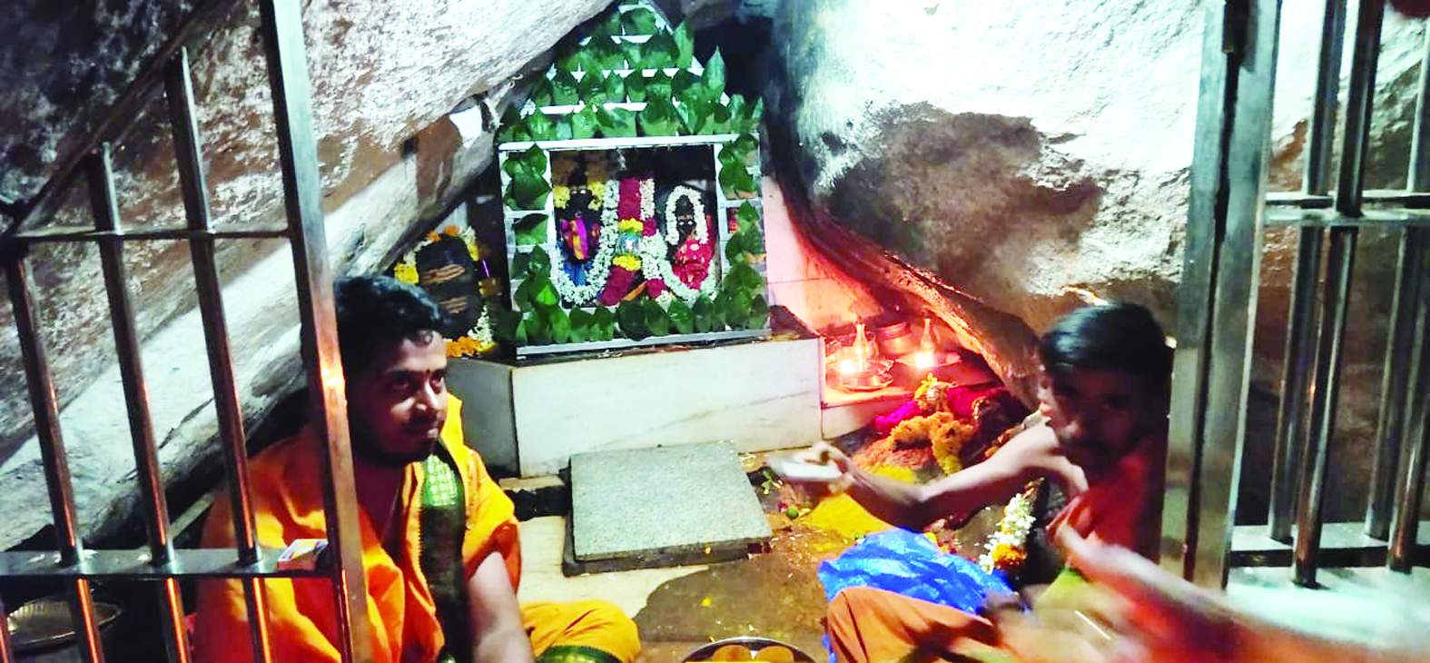 పూజలు నిర్వహిస్తున్న పూజారులు