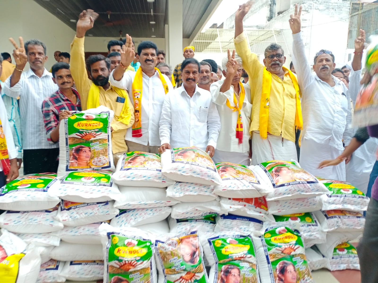 అన్నాక్యాంటీన్‌కు బియ్యం వితరణ