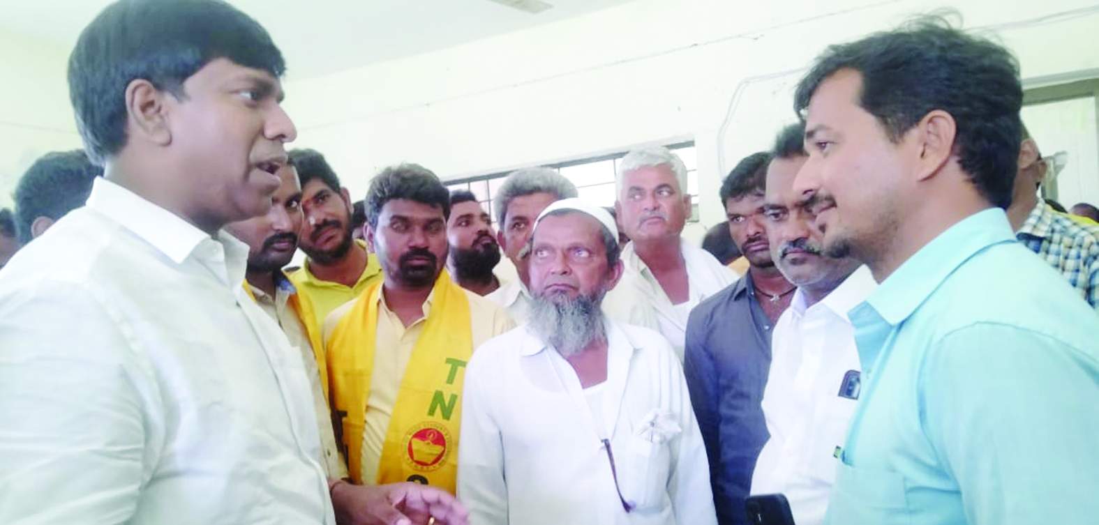 కళాశాల ప్రన్సిపల్‌తో మాట్లాడుతున్న మాజీ ఎమ్మెల్యే బీవీ