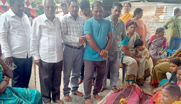 palle kranthi paper reporter's father dead