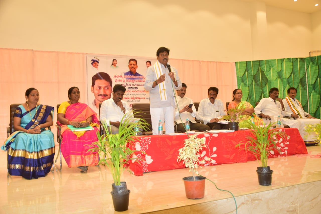 ప్రభుత్వ భవనాల నిర్మాణం వెంటనే పూర్తి చేయాలి : కలెక్టర్‌