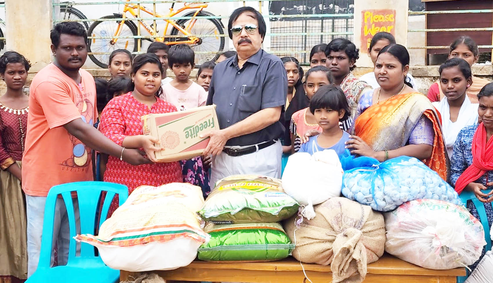 అనాధ పిల్లలను ఆదుకుందాం