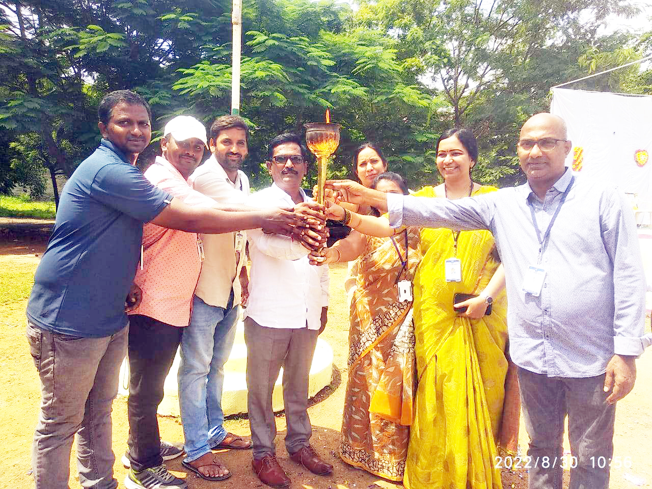 క్రీడా జ్యోతితో ఆర్‌ఐ, ప్రిన్సిపల్‌ తదితరులు