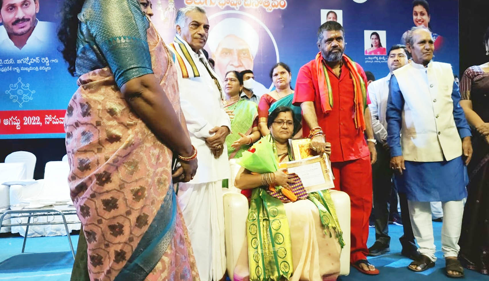 దండెబోయిన పార్వతీదేవికి, జెఎస్‌ఆర్‌కె శర్మకు అధికార భాషా సంఘం సత్కారం