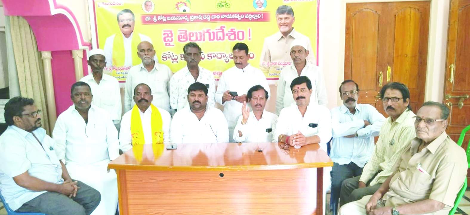 విలేకరుల సమావేశంలో మాట్లాడుతున్న టిడిపి నాయకులు