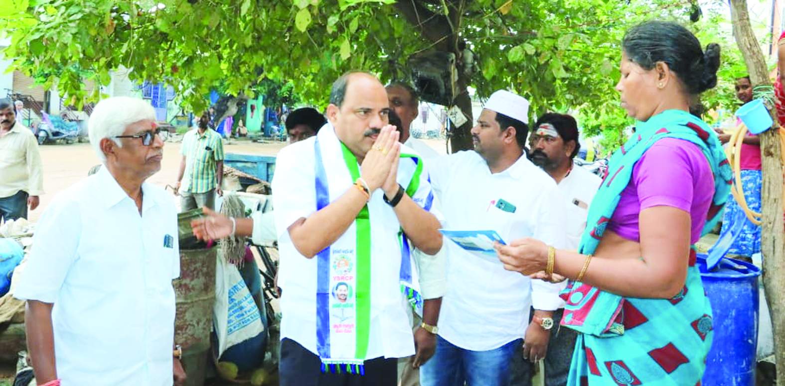 ప్రభుత్వ పథకాల గురించి వివరిస్తున్న జగన్‌మోహన్‌ రెడ్డి