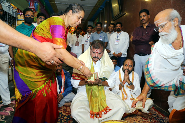 అమ్మవారిని దర్శించుకున్న పలువురు మంత్రులు