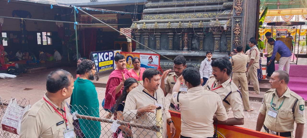 అర్చకులను అడ్డుకున్న పోలీసులు