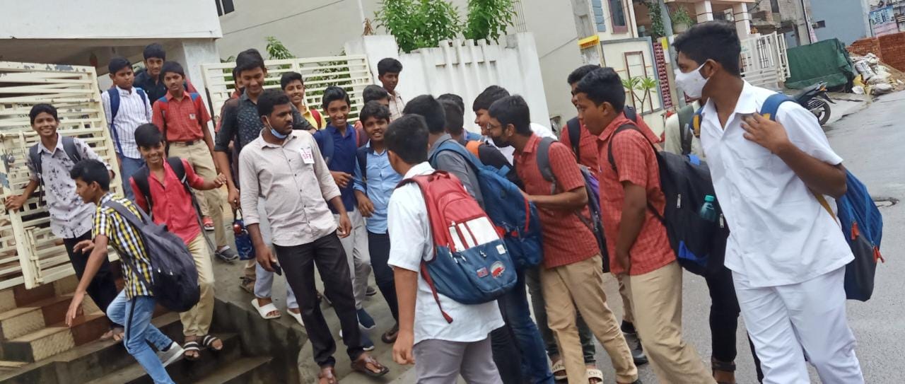 సెలవురోజు తరగతుల నిర్వహణపై ఎస్‌ఎఫ్‌ఐ నిరసన